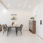 Big Promo 20% Luxury 2Br Apt - City Skyline View- Hot